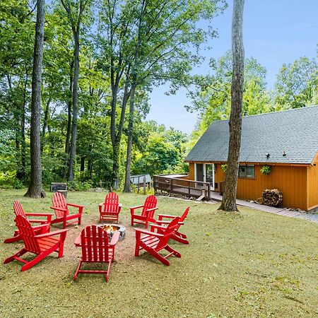 Quaint Loft Cabin W Hot Tub, Firepit, Deck & Grill Hedgesville Exterior photo