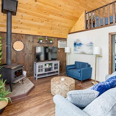 Quaint Loft Cabin W Hot Tub, Firepit, Deck & Grill Hedgesville Exterior photo