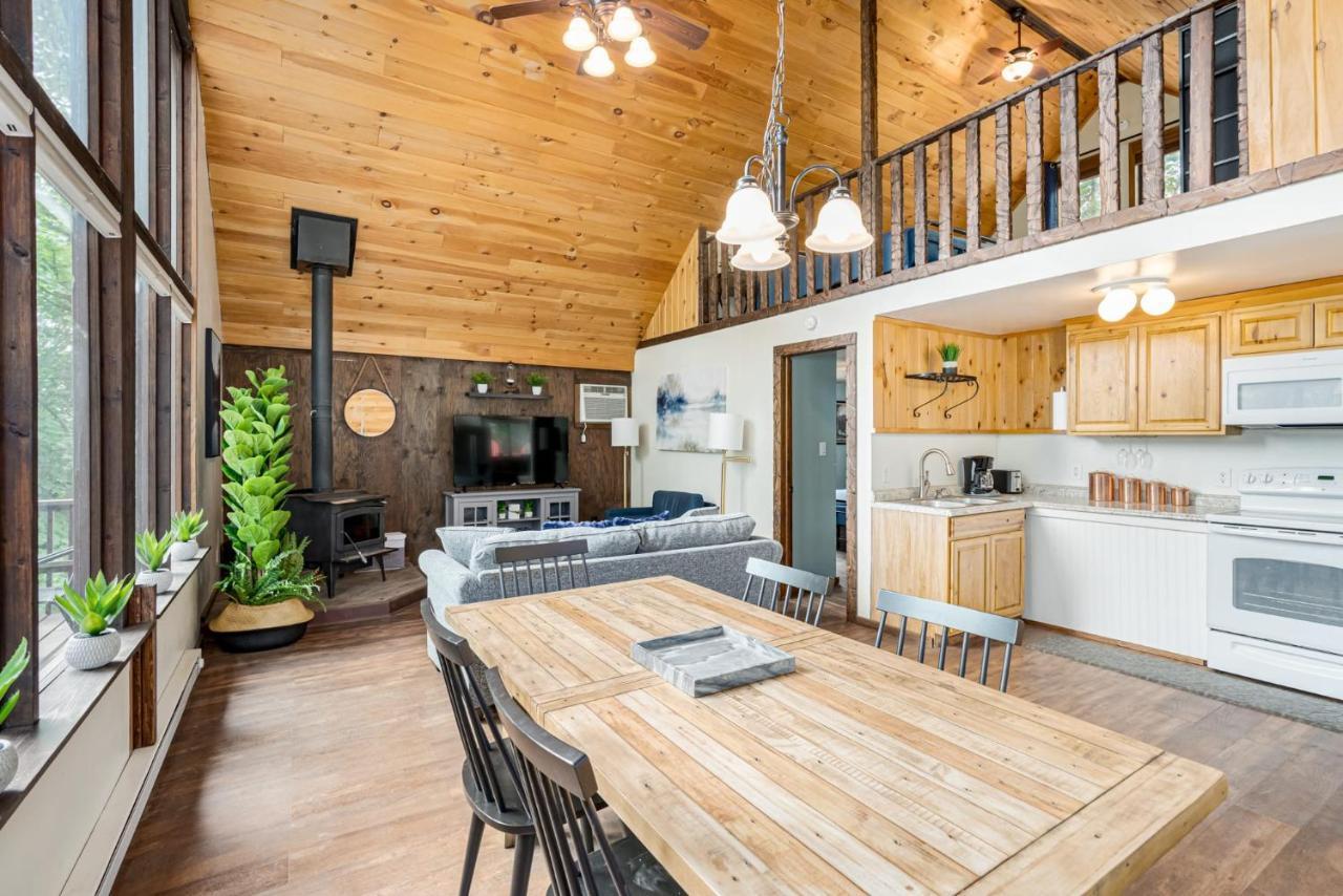 Quaint Loft Cabin W Hot Tub, Firepit, Deck & Grill Hedgesville Exterior photo