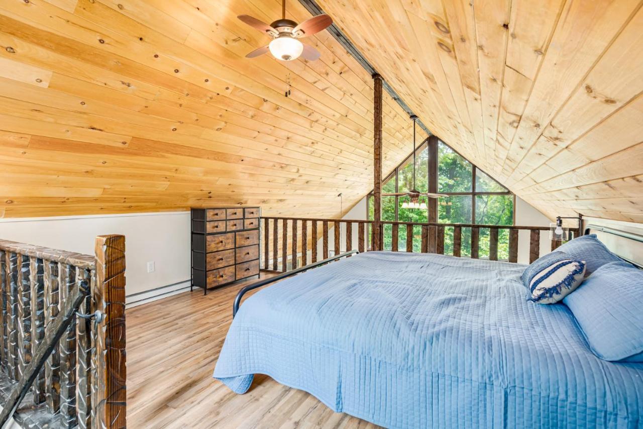 Quaint Loft Cabin W Hot Tub, Firepit, Deck & Grill Hedgesville Exterior photo