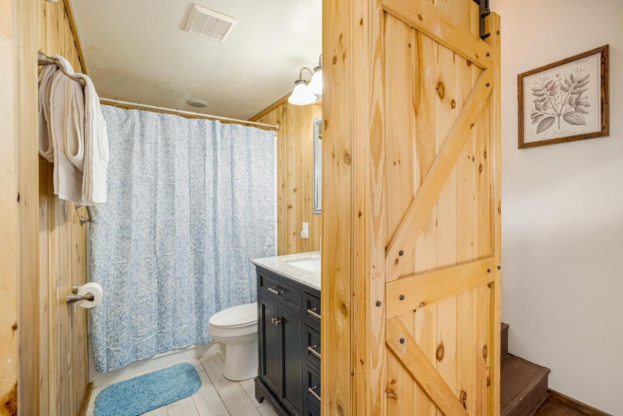 Quaint Loft Cabin W Hot Tub, Firepit, Deck & Grill Hedgesville Exterior photo
