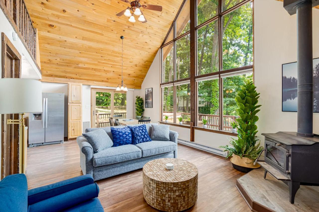 Quaint Loft Cabin W Hot Tub, Firepit, Deck & Grill Hedgesville Exterior photo