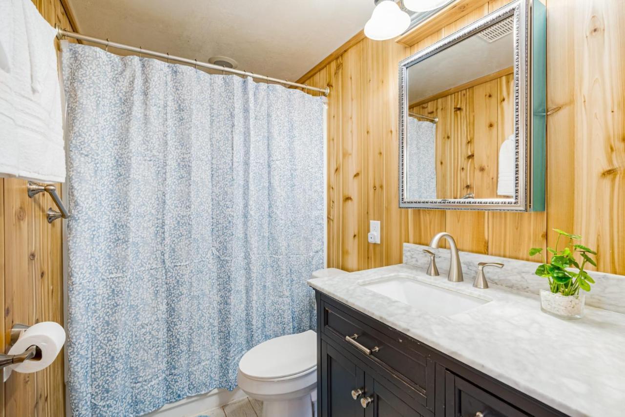 Quaint Loft Cabin W Hot Tub, Firepit, Deck & Grill Hedgesville Exterior photo