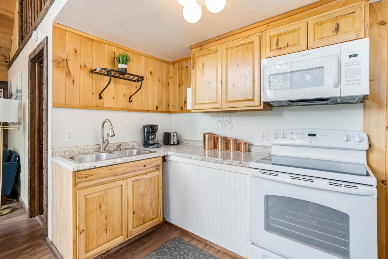 Quaint Loft Cabin W Hot Tub, Firepit, Deck & Grill Hedgesville Exterior photo