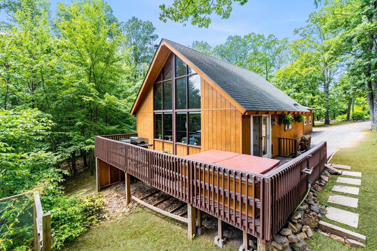 Quaint Loft Cabin W Hot Tub, Firepit, Deck & Grill Hedgesville Exterior photo