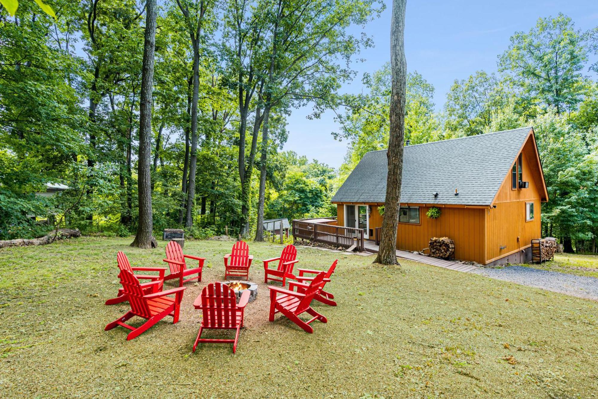 Quaint Loft Cabin W Hot Tub, Firepit, Deck & Grill Hedgesville Exterior photo