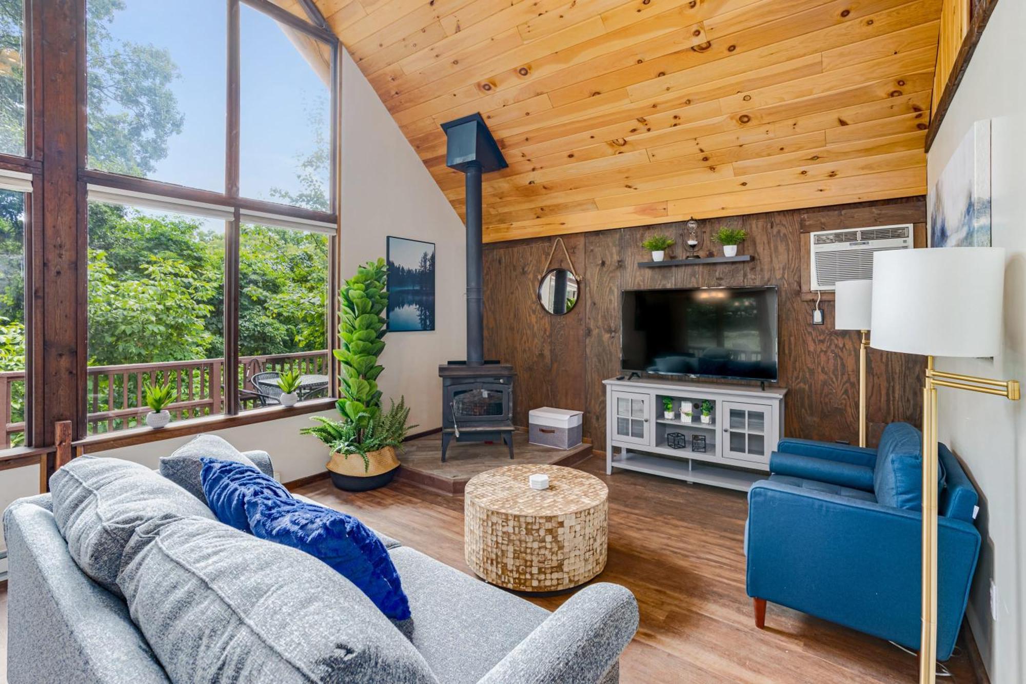 Quaint Loft Cabin W Hot Tub, Firepit, Deck & Grill Hedgesville Exterior photo