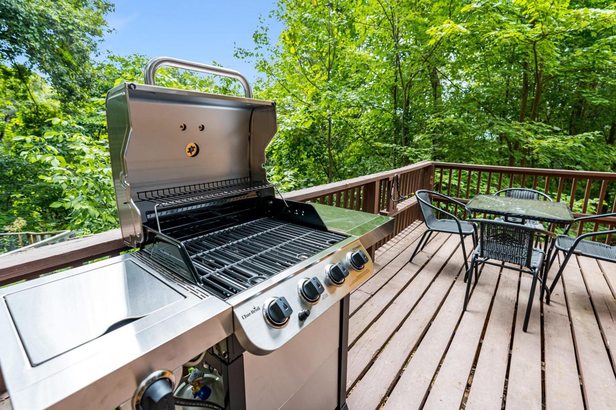 Quaint Loft Cabin W Hot Tub, Firepit, Deck & Grill Hedgesville Exterior photo