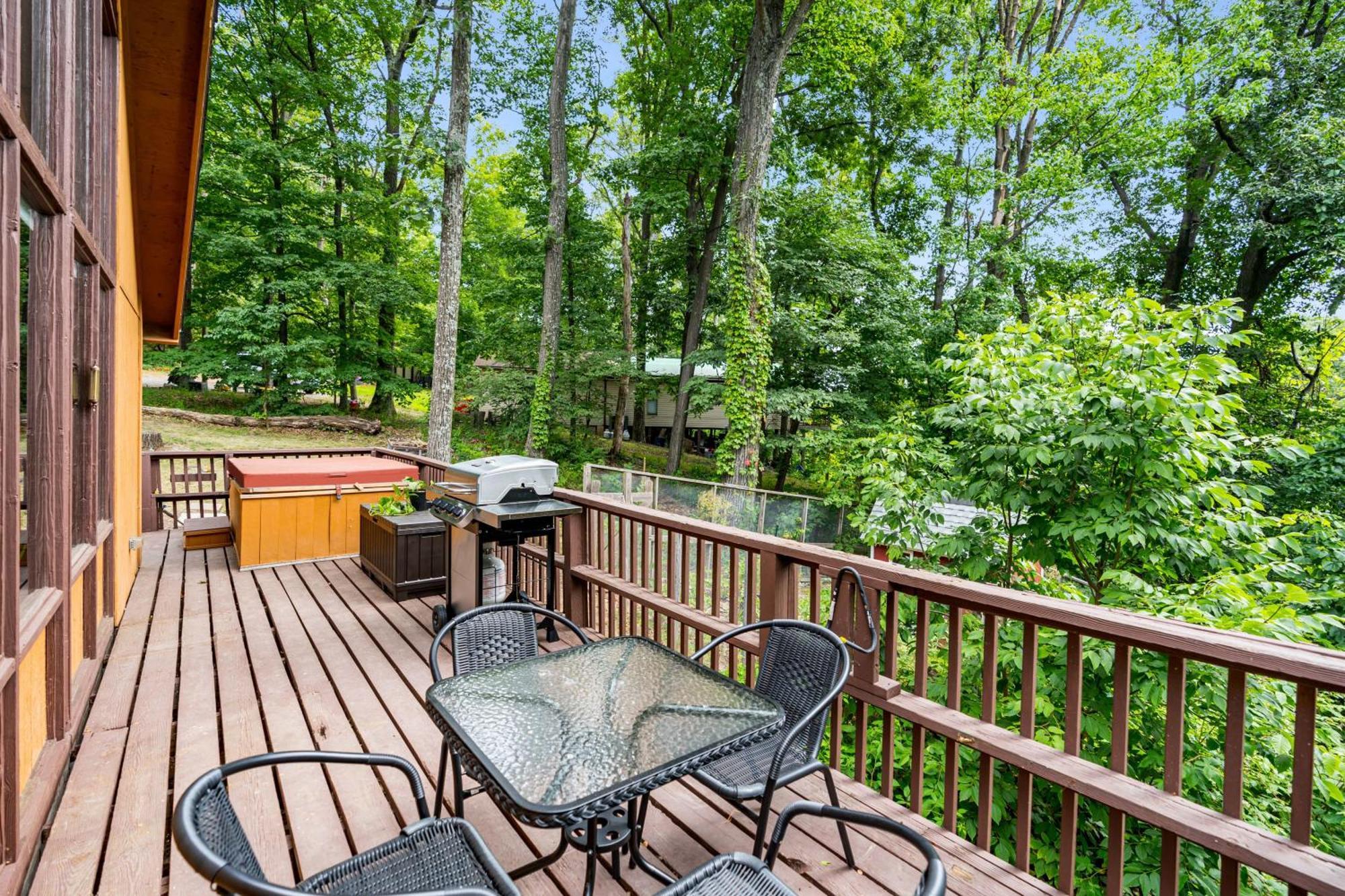 Quaint Loft Cabin W Hot Tub, Firepit, Deck & Grill Hedgesville Exterior photo