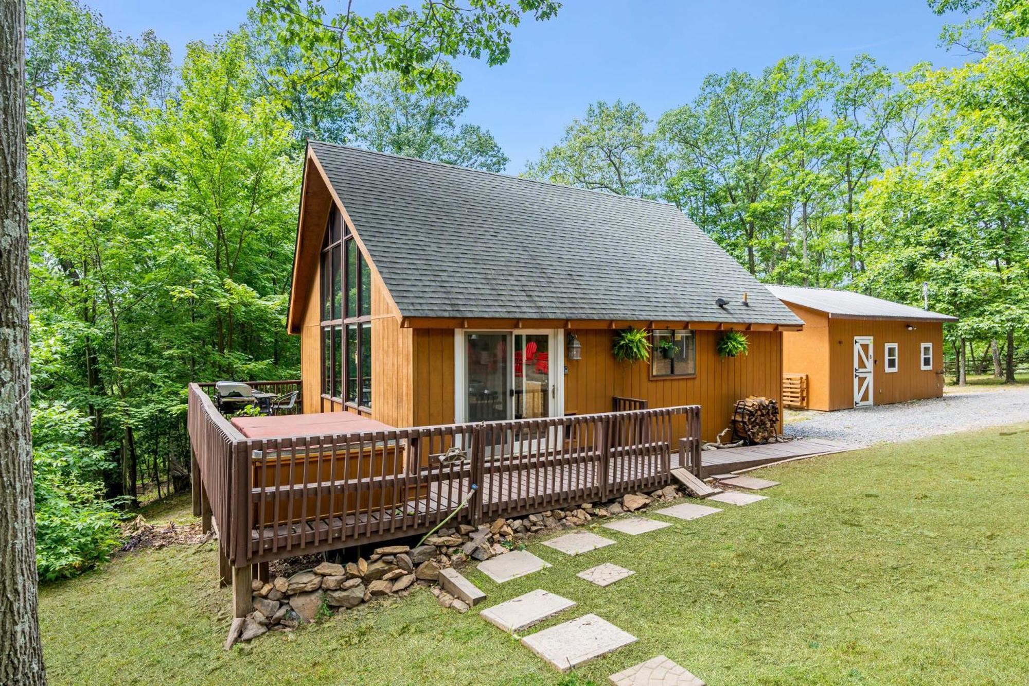 Quaint Loft Cabin W Hot Tub, Firepit, Deck & Grill Hedgesville Exterior photo