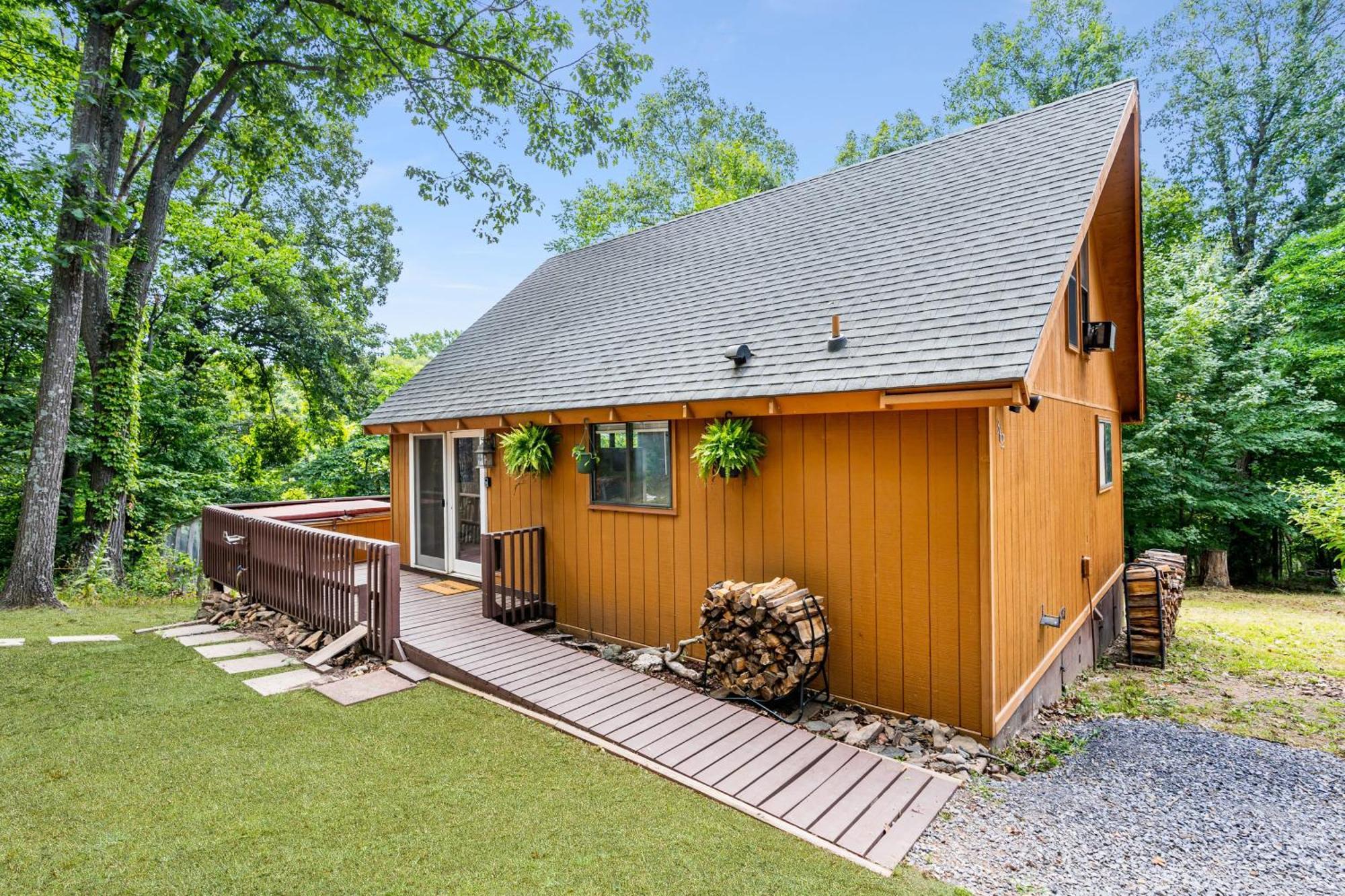 Quaint Loft Cabin W Hot Tub, Firepit, Deck & Grill Hedgesville Exterior photo