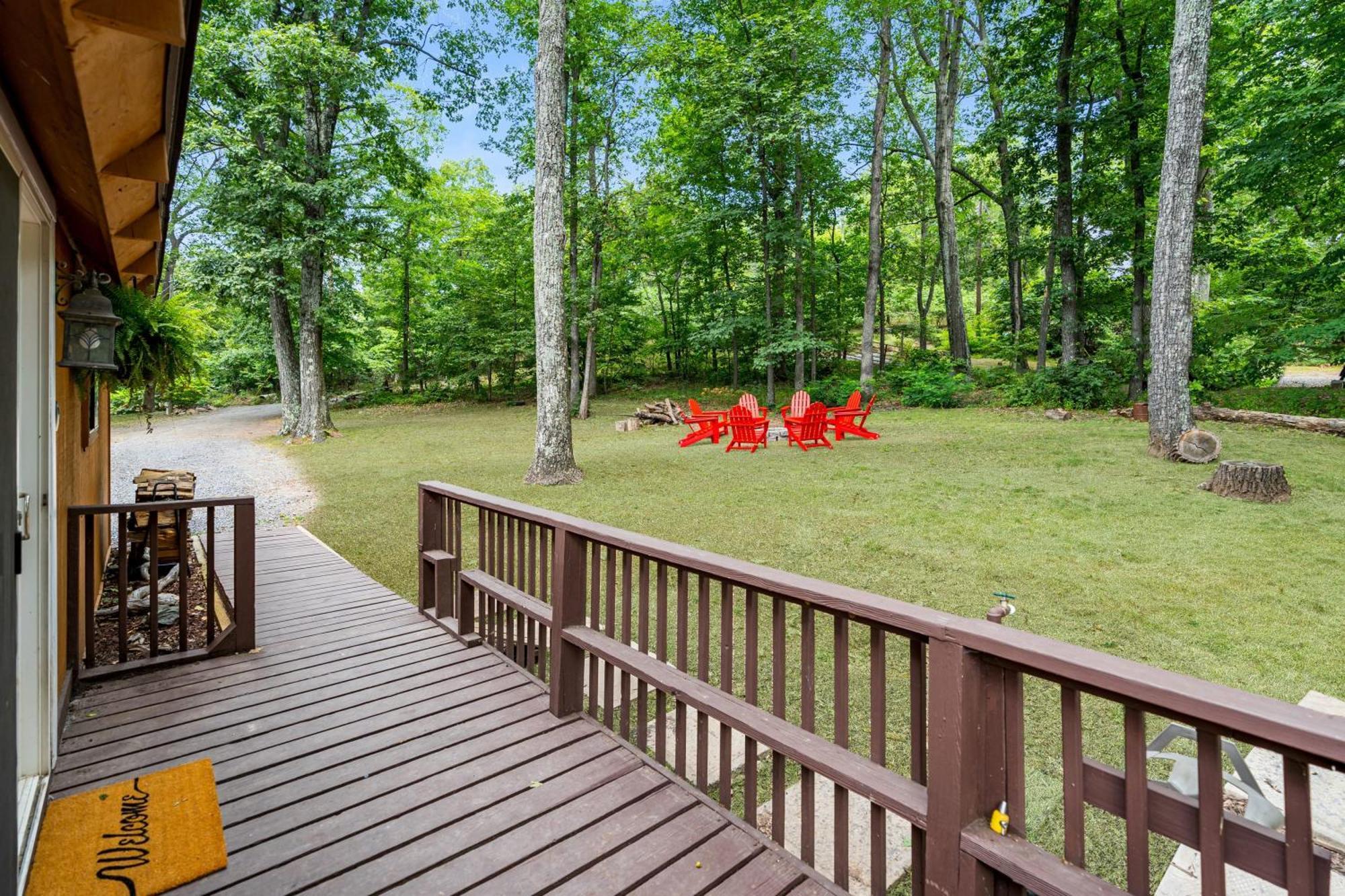 Quaint Loft Cabin W Hot Tub, Firepit, Deck & Grill Hedgesville Exterior photo